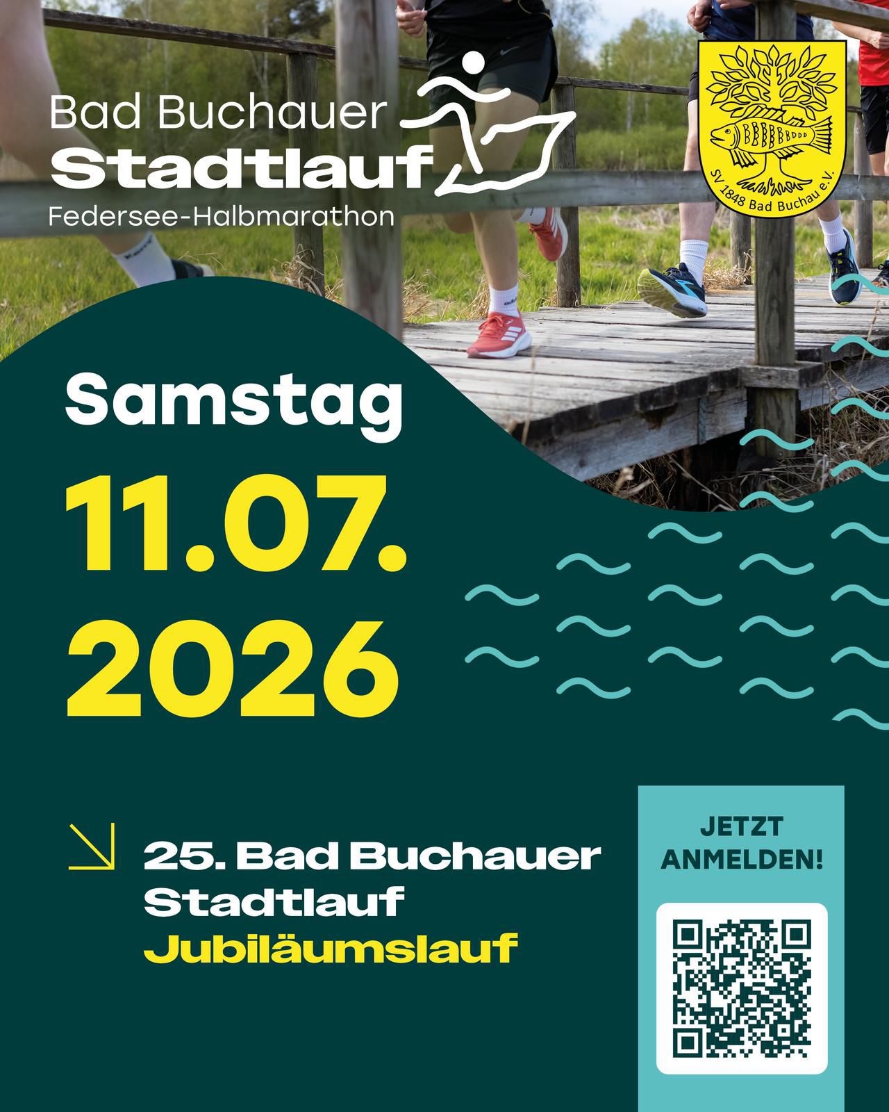 Werbeplakat für den 25. Bad Buchauer Stadtlauf am 11. Juli 2026 in Bad Buchau. Zu sehen sind Läuferinnen und Läufer auf einem Holzsteg in der Natur. Beworben wird der Jubiläumslauf des Federsee-Halbmarathons mit Hinweis zur Anmeldung per QR-Code.