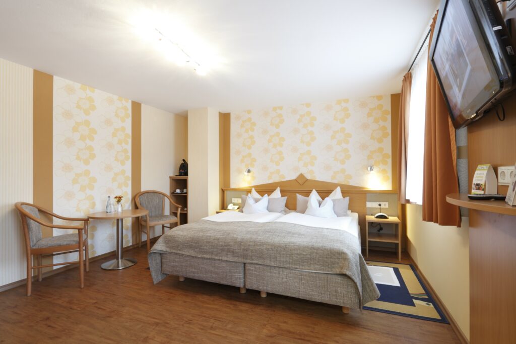 Superior Einzelzimmer im Hotel Pension Stern in Bad Buchau mit Bett, Flachbild-TV und Sitzecke