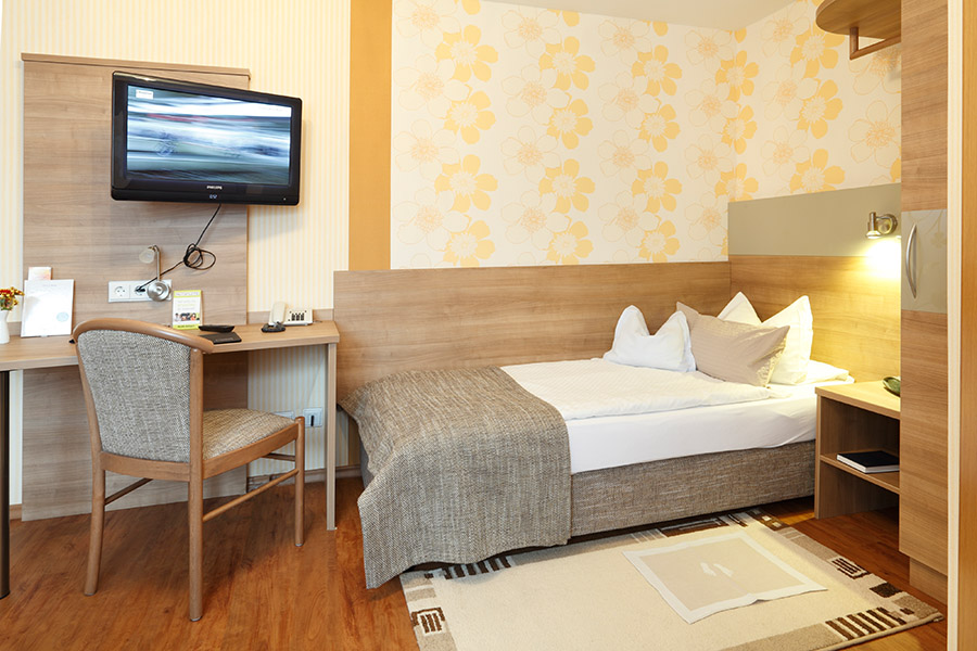Superior Einzelzimmer mit Einzelbett, Schreibtisch und Flachbild-TV im Hotel Pension Stern