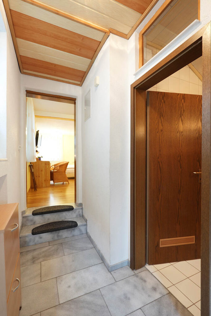 Eingangsbereich des Premium Appartements im Gästehaus Edith mit Blick in den Wohnbereich